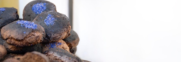 Schwarzes frisches hausgemachtes Brot Ein Laib schwarzes Roggenbrot auf der Theke einer Bäckerei wird in der Nähe in Stücke geschnitten Textur von schwarzem ökologischem Brot