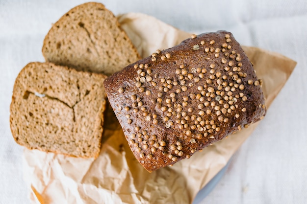 Schwarzes geschnittenes Brot mit frischer Koriandernahaufnahme