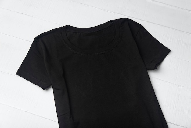 Schwarzes gestricktes T-Shirt ohne Muster auf weißem Hintergrund Mockup Nahaufnahme