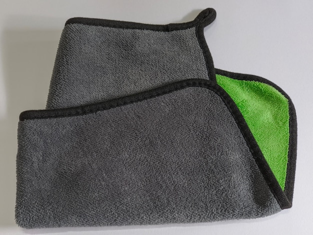Schwarzes grünes Taschentuch auf lokalisiertem Hintergrund