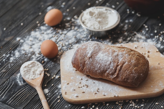 Schwarzes hausgemachtes Brot und seine Zutaten