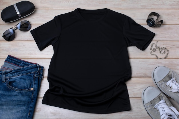 Schwarzes Herren-Baumwoll-T-Shirt-Mockup mit schwarzen Uhren, Jeans, Sportschuhen und Sonnenbrillen