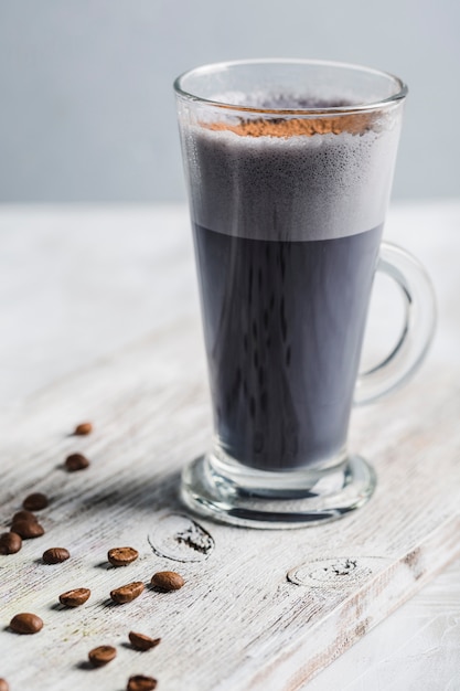 Schwarzes Kaffeegetränk in einem Glas