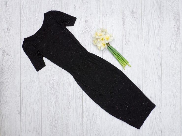 Foto schwarzes kleid und ein strauß narzissen