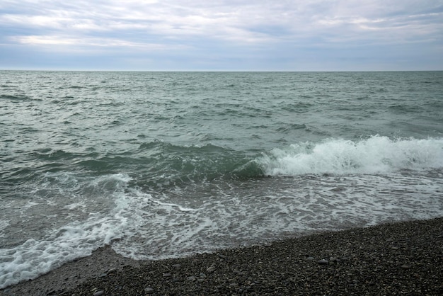 Schwarzes Meer an der Küste von Sotschi an einem bewölkten Tag Sotschi Region Krasnodar Russland