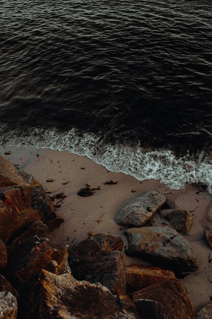 Foto schwarzes meer und roter sand