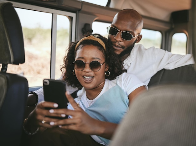 Schwarzes Paar telefoniert und reist für Selfies in den sozialen Medien für den Sommerurlaub und verbindet afroamerikanische Männer und Frauen, die für Urlaubsreisen reisen, in der Kommunikation auf dem mobilen Smartphone