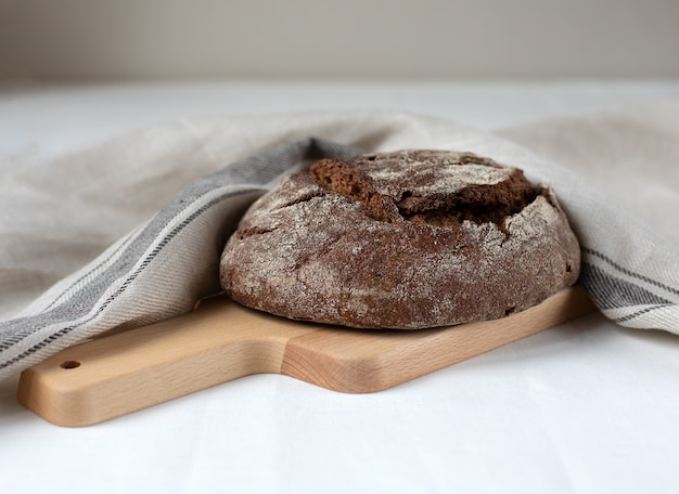 Schwarzes Roggenbrot auf einem Holzbrett