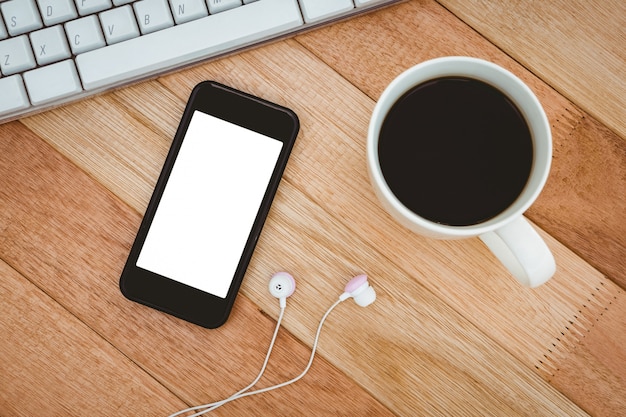 Schwarzes Smartphone mit Tasse Kaffee