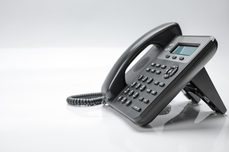 Foto schwarzes telefonset mit display und tasten. modernes telefon für ip-telefonie