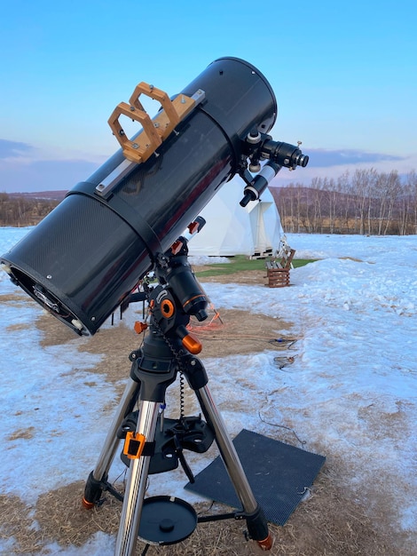 Schwarzes Teleskop auf einem Stativ am Observatorium zur Beobachtung von Sternen und Planeten Wissenschaftliches Astronomiekonzept
