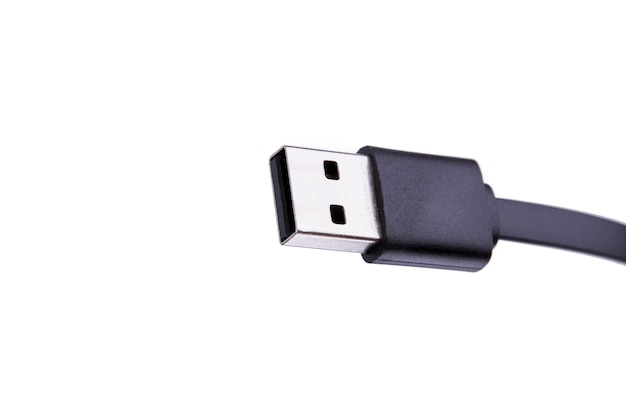 Foto schwarzes usb-typ-a-kabel auf weiß. kopierraum für design. hardware-konzept