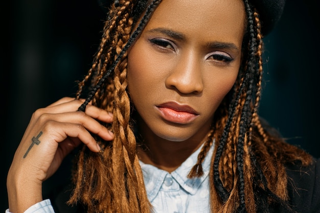 Schwarzes weibliches Porträt. Kreativer Mode-Haarschnitt. Junge afroamerikanische Frau Nahaufnahme, moderne stilvolle Jugend, Schönheitskonzept