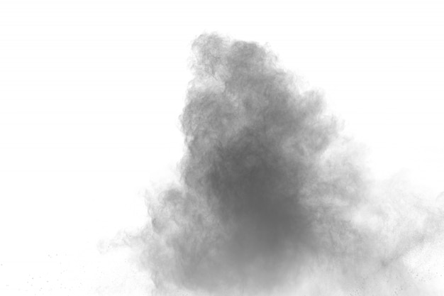 Schwarzpulver-Explosion auf weißem Hintergrund. Schwarze Staubpartikel spritzen.