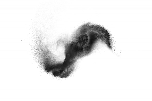 Schwarzpulverexplosion gegen weißen Hintergrund. Holzkohlenstaubpartikel atmen in der Luft aus.