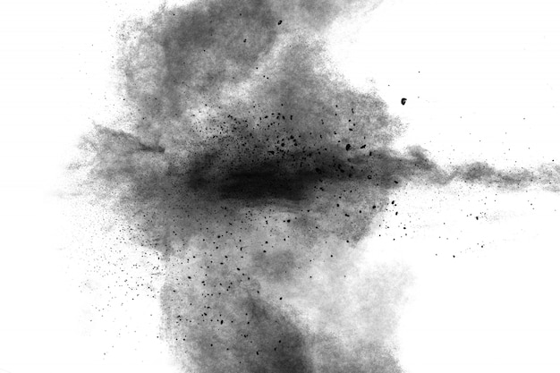 Schwarzpulverexplosion gegen weißen Hintergrund. Schwarze Staubpartikel spritzen.