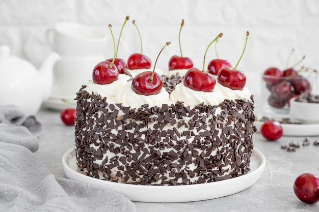 Schwarzwälder Kirschtorte Schwarzwälder Torte Kuchen mit dunkler Schokolade Schlagsahne und Kirsche Kopieren Sie Platz