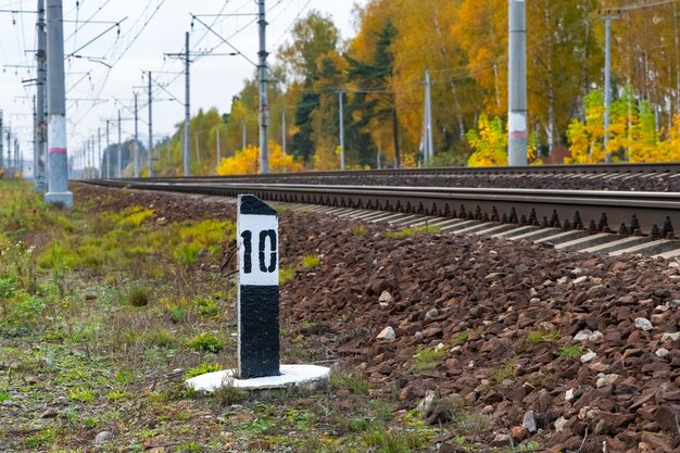 Schwarzweiss-Eisenbahnbeton-Pyle-Zeichen. Herbstsaison.