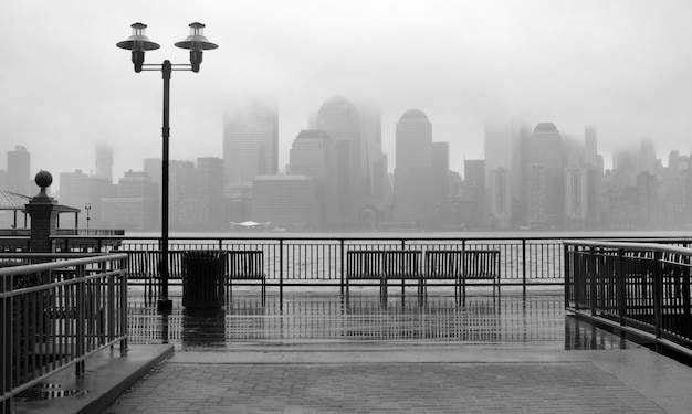 Schwarzweiss-Foto von New- York Cityskylinen an einem regnerischen Tag