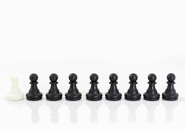 Schwarzweiss-Schachfiguren auf weißem Hintergrund