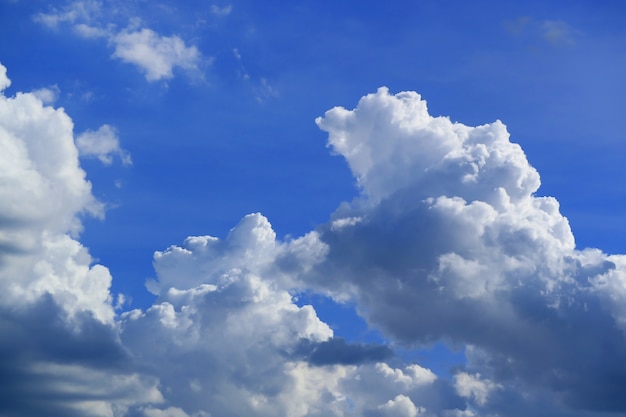 Schwebende flauschige Kumuluswolken am strahlend blauen Himmel