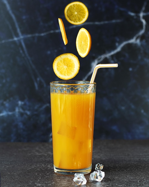 Schwebende Orange und Saft