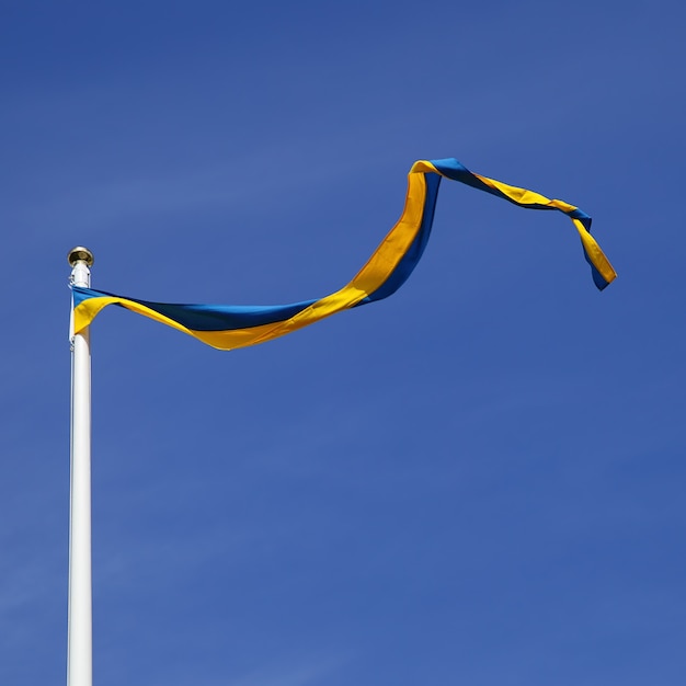 Schwedische Flagge gegen den blauen Himmel