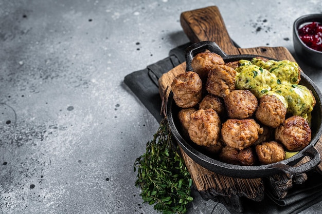 Schwedische Fleischbällchen mit Sahnesauce in einer Pfanne Grauer Hintergrund Ansicht von oben Kopieren Sie Platz