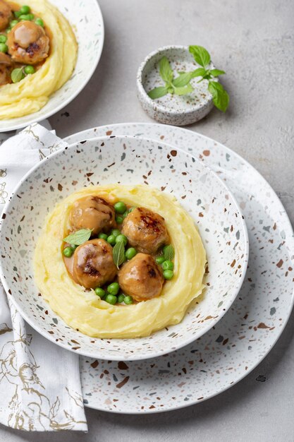 Schwedische Frikadellen mit cremiger Sauce und Kartoffelpüree