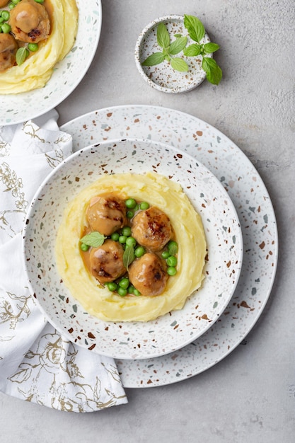 Schwedische Frikadellen mit cremiger Sauce und Kartoffelpüree