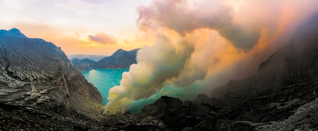 Schwefeldämpfe vom Krater von Vulkan Kawah Ijen, Indonesien.