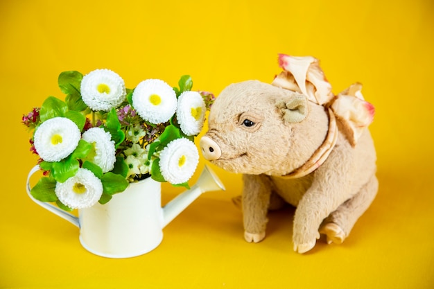 Schwein mit Blumen auf gelbem Hintergrund