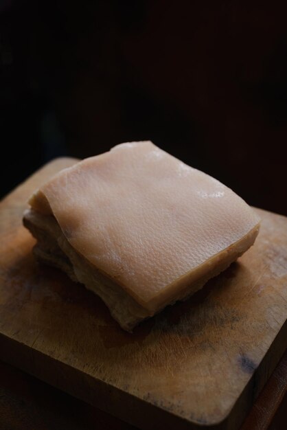 Foto schweinebauch auf einem holzschneidebrett