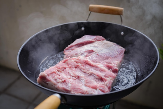 Foto schweinebauch knusprig auf einem holzschneidebrett