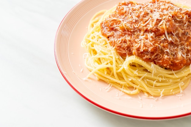 Schweinebolognese Spaghetti mit Parmesankäse - italienische Küche