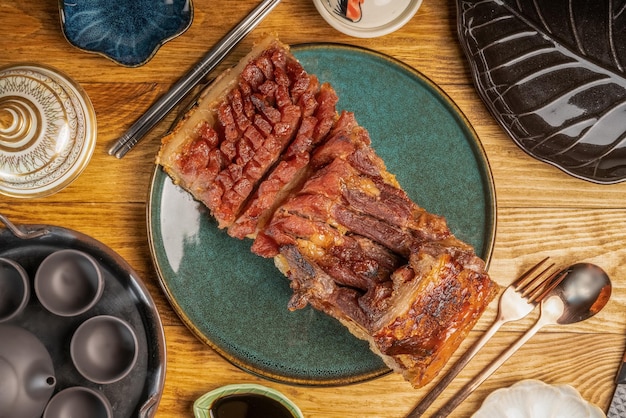 Schweinebraten gegrillt mit knuspriger Schweinehaut verzehrfertig