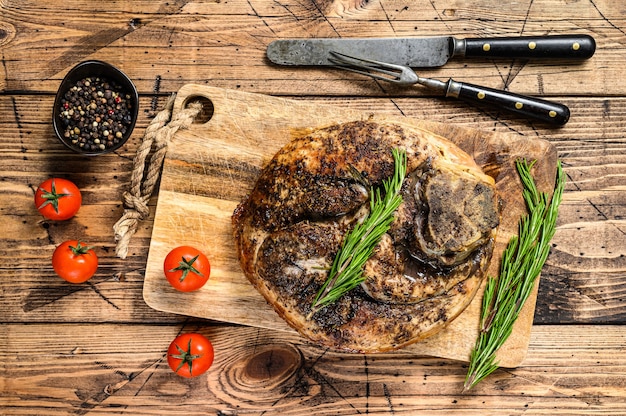 Foto schweinebraten knöchel auf einem holzbrett