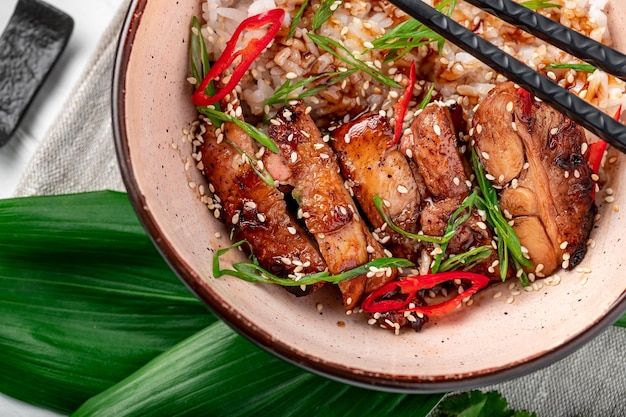 Schweinebraten mit Teriyaki-Sauce, bestreut mit weißem Sesam Asiatische Küche