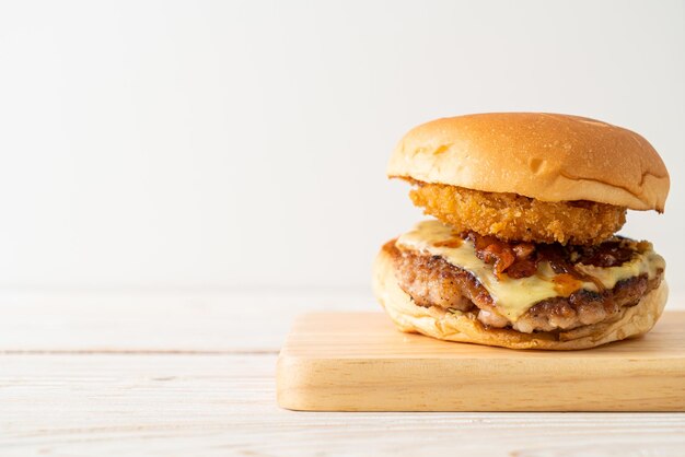 Schweineburger mit Käse, Speck und Zwiebeln.