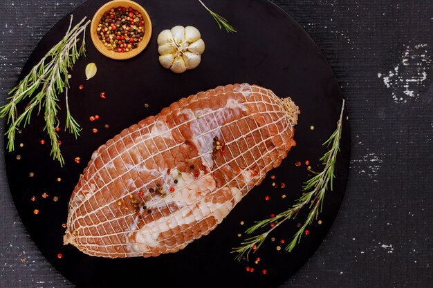 Schweinefilet zum Braten mit Gewürzen auf Tafel.