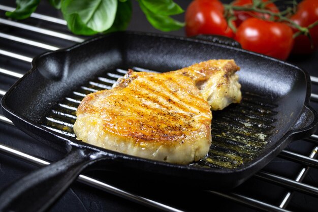 Schweinefiletkoteletts in einer Pfanne gegrilltes Fleisch in hoher Qualität Foto