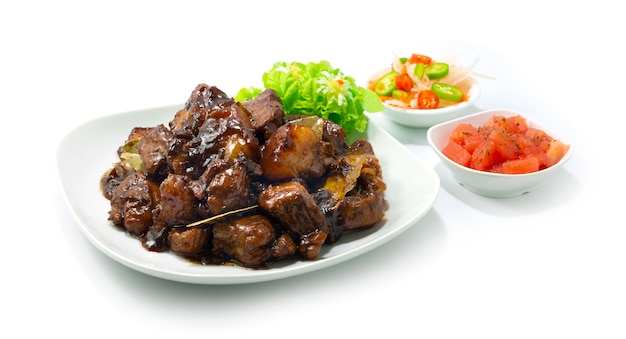 Schweinefleisch Adobo Karamellisiertes philippinisches Gericht, hinzugefügt mit dem beliebten Gericht mit süßem und saurem Geschmack auf den Philippinen. Asean Foods Serviert in der Seitenansicht von Gericht und Gemüse