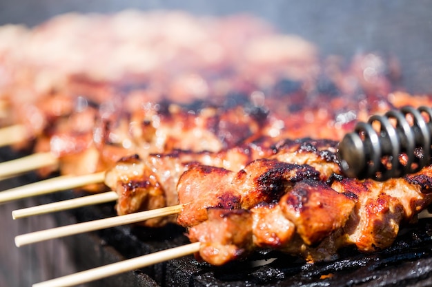 Schweinefleisch am Spieß auf dem Grill gegart.