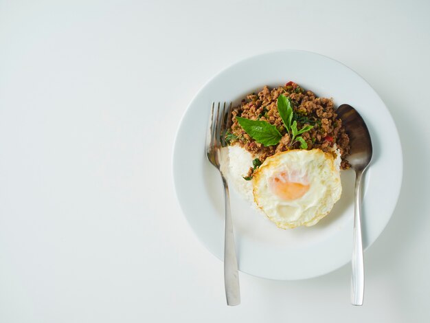 Schweinefleisch Basilikum gebratener Reis mit Spiegelei, thailändisches Essen