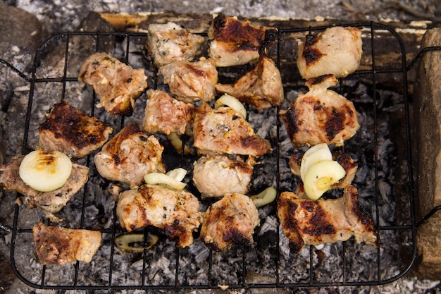 Schweinefleisch Braten auf dem Grill Fleisch auf dem Kohlengrill hautnah