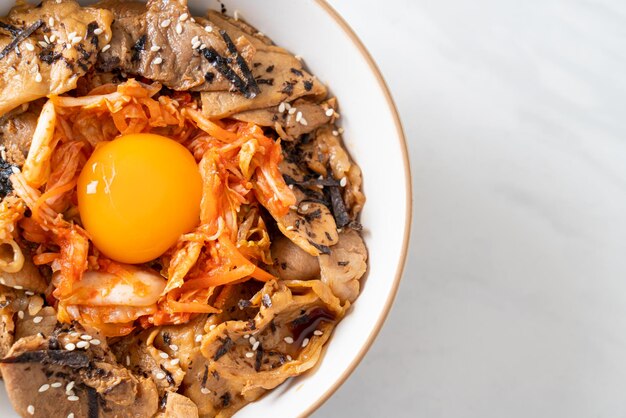 Schweinefleisch-Bulgogi-Reisschale mit Kimchi und koreanischem eingelegtem Ei - koreanischer Essensstil