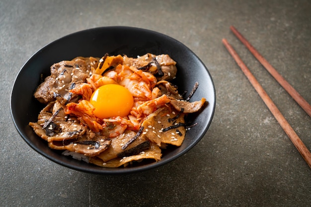 Schweinefleisch-Bulgogi-Reisschüssel mit Kimchi und koreanischem eingelegtem Ei