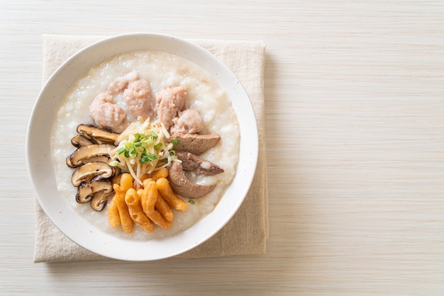 Schweinefleisch Congee oder Haferbrei mit Schweinefleischschale