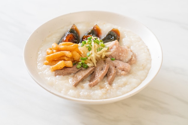 Schweinefleisch Congee oder Haferbrei mit Schweinefleischschale