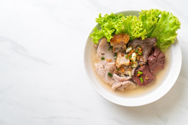 Schweinefleisch Eingeweide und Blutgelee Suppe Schüssel mit Reis - asiatische Art zu essen